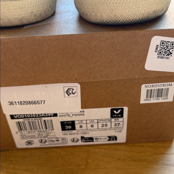 Women’s Veja sneakers - Picture 6 of 16